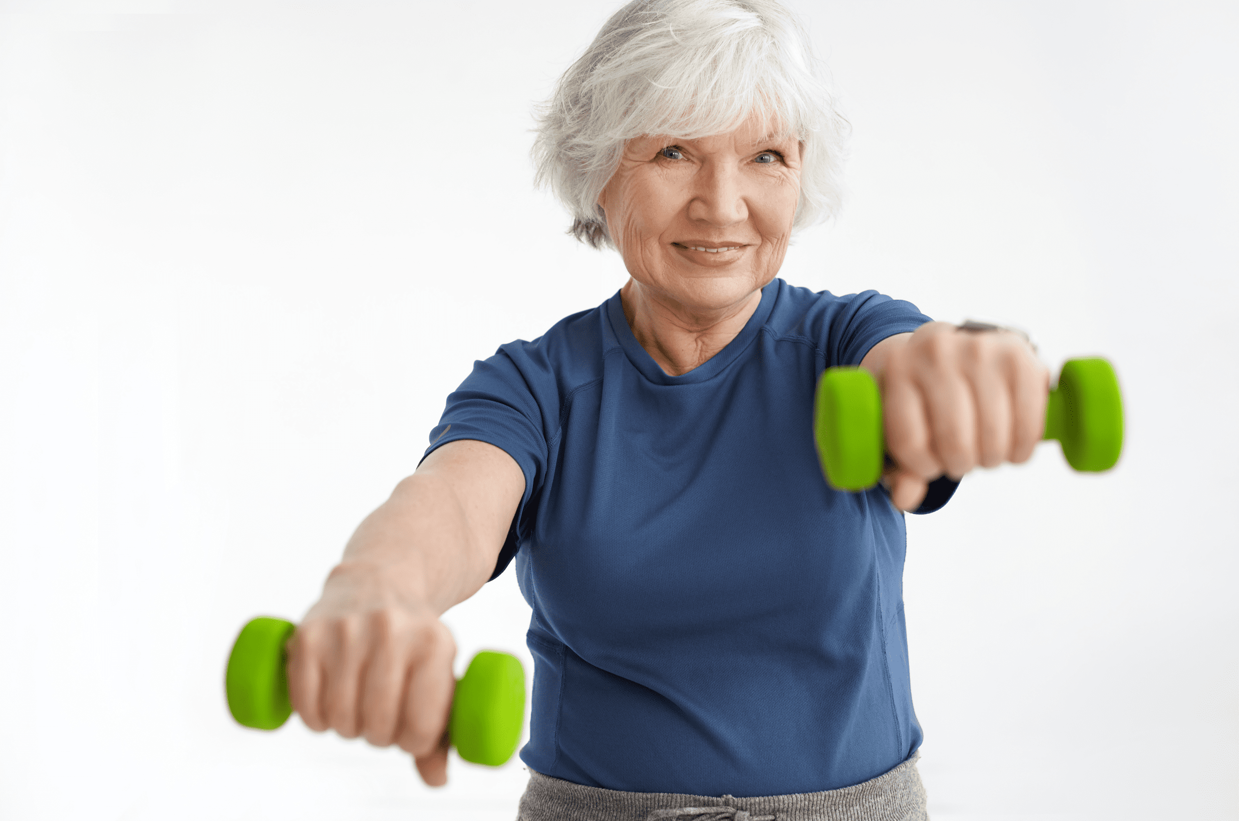 conceito-de-pessoas-idade-energia-forca-e-bem-estar-adoravel-mulher-sorridente-aposentada-vestindo-camiseta-fazendo-exercicios-fisicos-pela-manha-usando-um-par-de-halteres-verdes-foco-seletivo