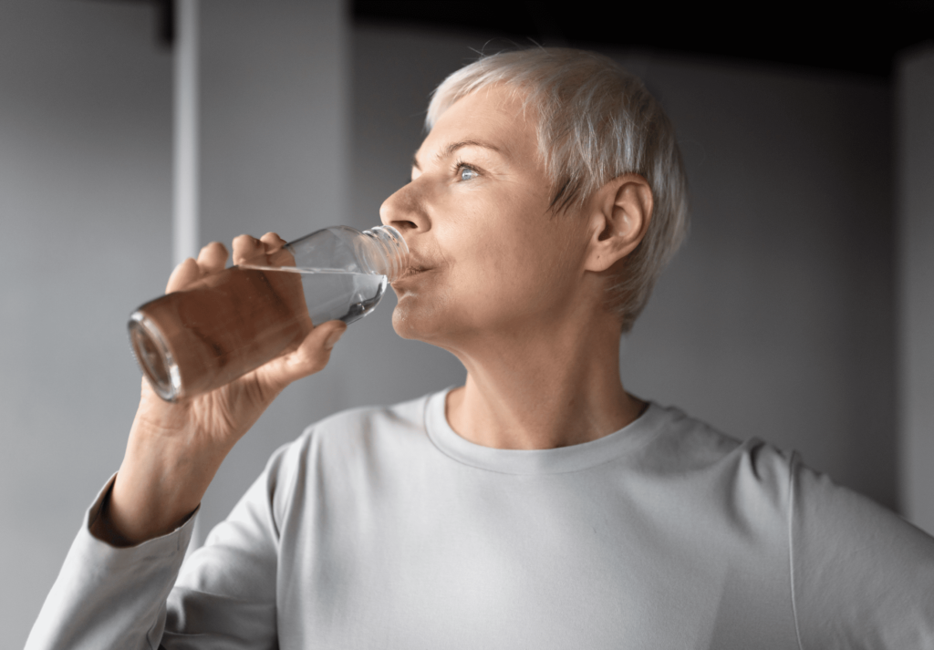 Mulher a beber água hidratação é fundamental na ajuda da cicatrização de feridas